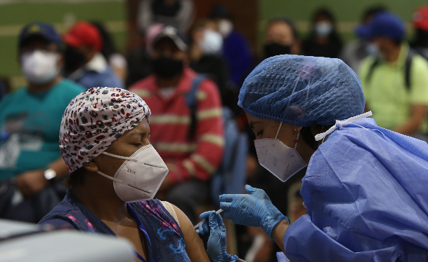 Las auto­ridades sanitarias piden que la población se acerque a vacunarse en los puntos designados para el procedimiento. Foto: Vicente Costales / EL COMERCIO.