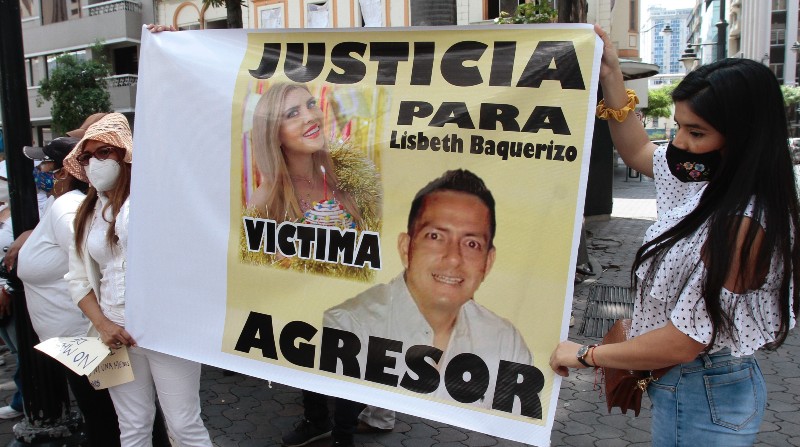 Plantón en la plaza de La Merced, en Guayaquil para exigir justicia por el femicidio de Lisbeth Baquerizo, mujer asesinada por su pareja. Foto: Archivo / El Comercio