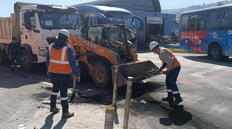 Trabajadores municipales removían constantemente los escombros que quedaban de la quema de llantas y bloqueo de vías en Quito. Foto: Quito informa