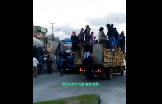 Los manifestantes llegaron en camiones a Quito desde Cotopaxi. Foto: Captura