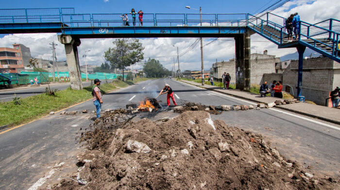 Las personas que bloquearon el sector de la Lucha de los Pobres en la av. Simón Bolívar dijeron que residían en ese sector. Foto: Carlos Noriega/ EL COMERCIO