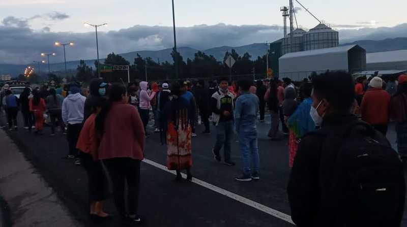 Decenas de personas durante la jornada de protesta del lunes 13 de junio de 2022, en la panamericana E35, a la entrada de Saquisilí - Cotopaxi. Foto: Twitter Conaie
