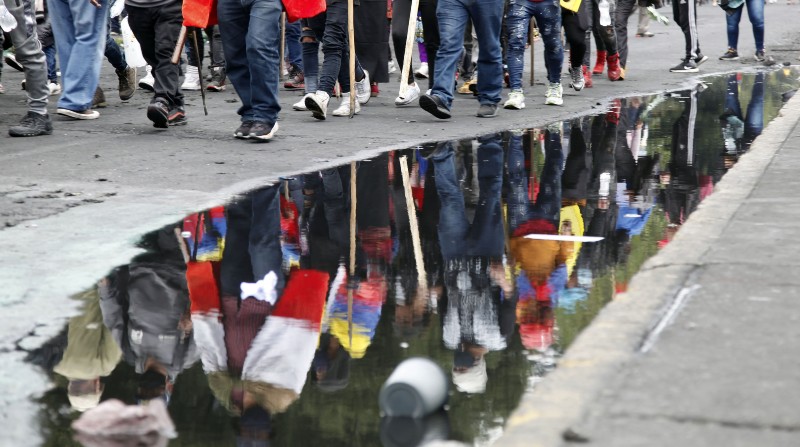 Un grupo de personas adherentes al paro nacional camina por las calles de Quito durante el día 12 de la protesta. Foto: Patricio Terán / El Comercio