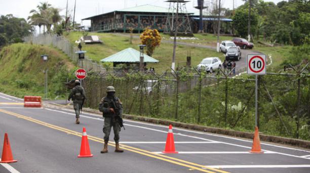 Imagen referencial. Militares realizan un punto de control en Mataje, Esmeraldas. Foto: Archivo / EL COMERCIO