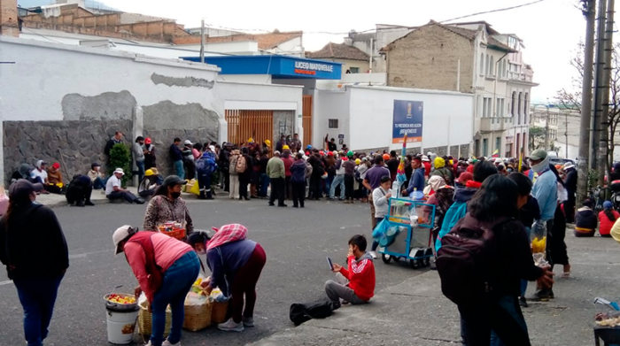 Pobladores indígenas se agruparon en el acceso del Liceo Matovelle. Foto: EL COMERCIO