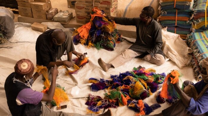 Trabajadores de la oficina de Médicos Sin Fronteras preparan kits que contienen ítems de higiene personal para migrantes en Agadez, Níger. Foto: © Yarin Trotta del Vecchio