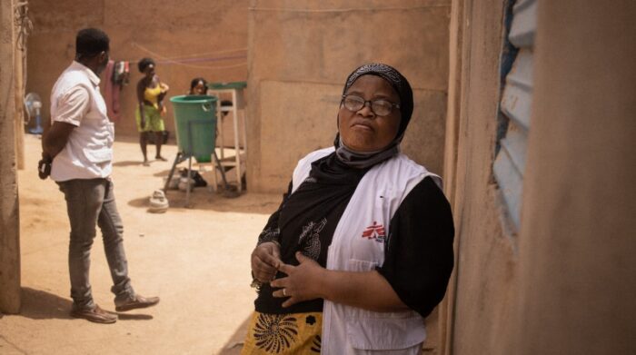 Monique, supervisora de matronas de MSF, brinda apoyo a las mujeres en las “maison close” (casas de obscenidades). Foto: © Yarin Trotta del Vecchio 
