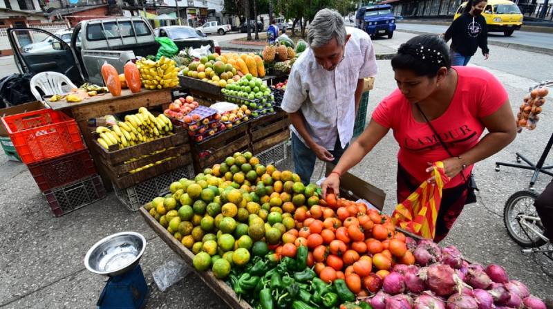 Hay productos, pero más costosos como en los puestos de venta de frutas del barrio la Pradera 1 de Guayaquil. Foto: Enrique Pesantes / EL COMERCIO