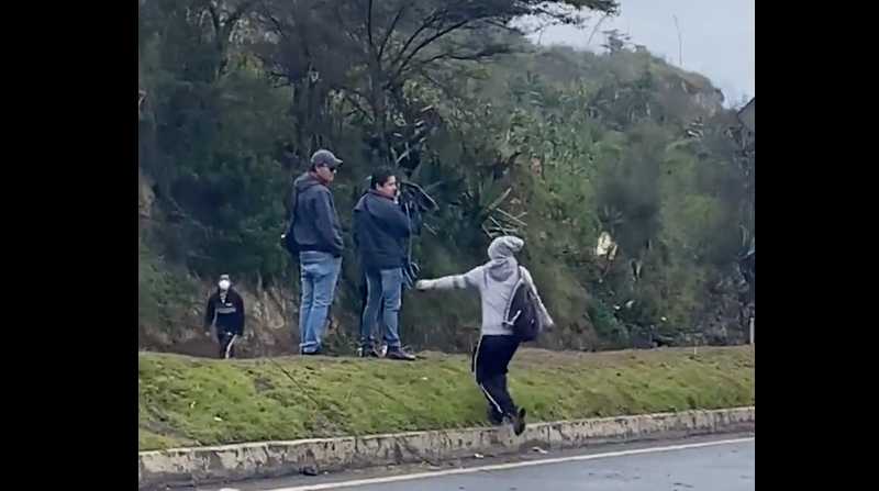 Este lunes 20 de junio de 2022 se registró la agresión de un manifestantes contra un equipo de periodistas. Este hecho fue en el sector de San Miguel de Común, al norte de la capital. Foto: Captura de video