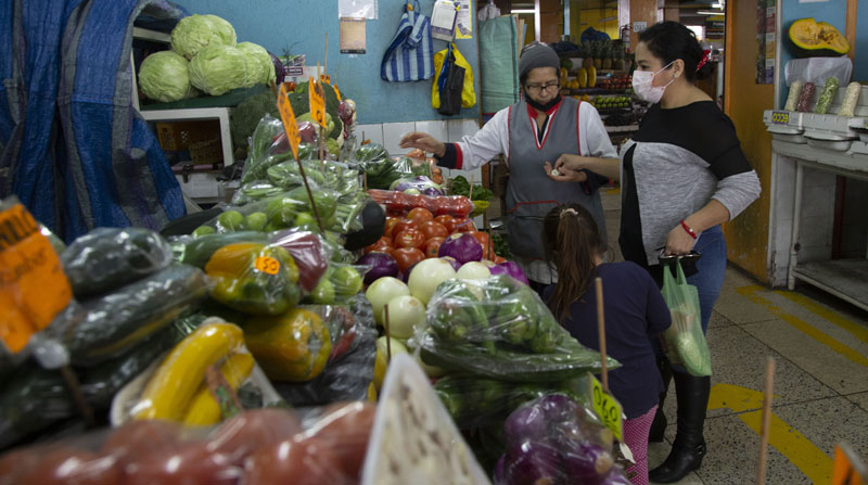 Las vendedoras de los mercados hablaron sobre el abastecimiento de productos a Quito, durante las movilizaciones. Foto: Diego Pallero/ EL COMERCIO
