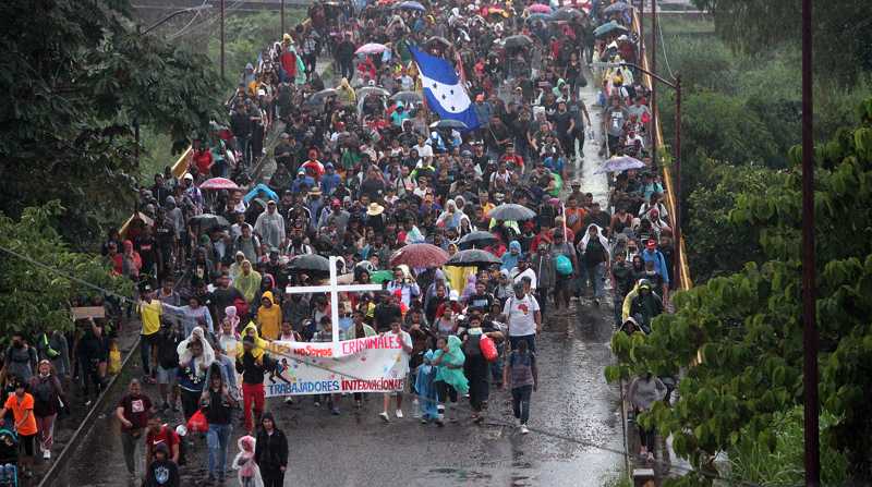Miles de migrantes caminan en caravana hacia la frontera norte hoy, en la ciudad de Tapachula, en el estado de Chiapas (México). Foto: EFE/ Juan Manuel Blanco