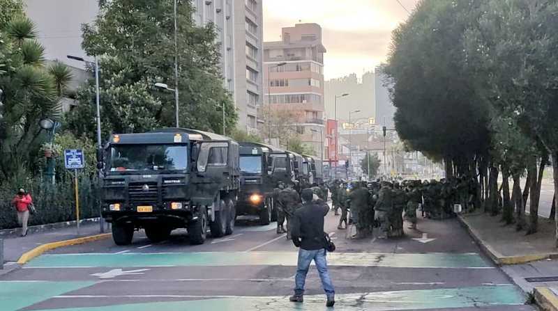 Militares llegan al edificio de la Fiscalía en Quito. Foto: Twitter @AguantaMijin