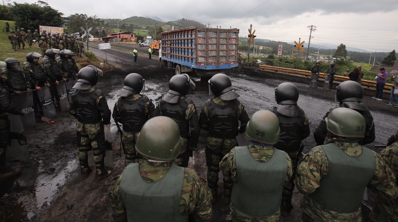 Militares abrieron la vía Alóag - Santo Domingo, que estaba cerrada por comuneros de la zona, en el sector de las rieles. Foto: Julio Estrella / EL COMERCIO