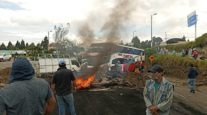 En el cantón Pedro Moncayo también se reportaron cierres de vías como parte de las protestas. Foto: Cortesía Expoflores