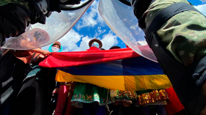 Mujeres indígenas se sumaron a la movilización que pedía el ingreso a la Asamblea. Foto: Patricio Terán / EL COMERCIO