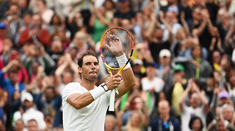 Rafael Nadal festeja el triunfo en Wimbledon, este 30 de junio del 2022. Foto: EFE
