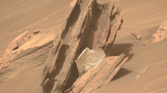 Imagen del trozo de basura que reposa sobre Marte y que ha causado cuestionamientos para los equipos de la Nasa. Foto: Twitter Nasa