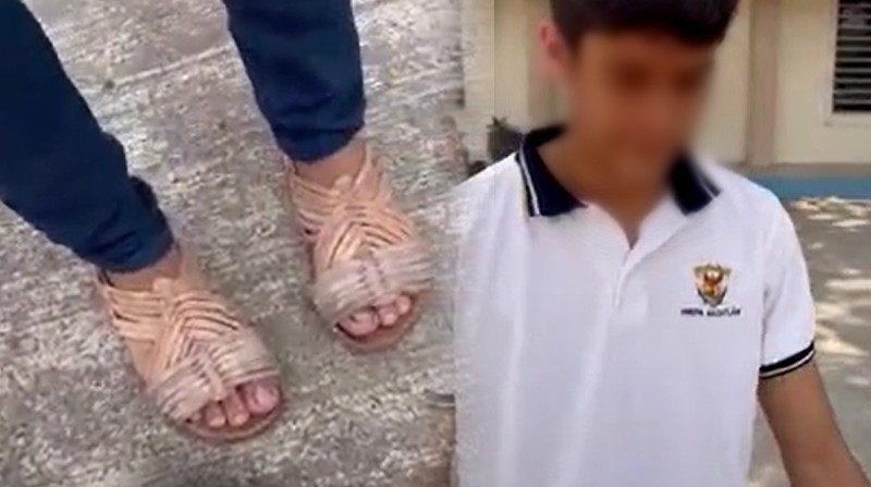 Se viralizó un video en redes sociales donde un padre le obliga a su hijo a ir con sandalias al colegio por haberse burlado de los zapatos de otro compañero. Foto: Captura