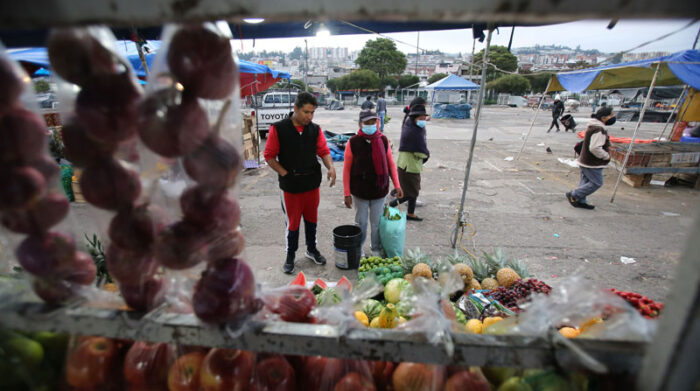 Clientes y vendedores en la feria libre de La Ofelia, en Quito, se quejaron del aumento de los precios de los productos por las protestas en Quito. Foto: Julio Estrella/ EL COMERCIO