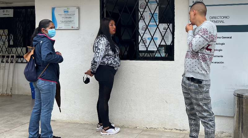 Ana Quito llegó al centro de salud de Baños para tratarse una dolencia. Debió comprar medicinas en los exteriores. Foto: Lineida Castillo / EL COMERCIO