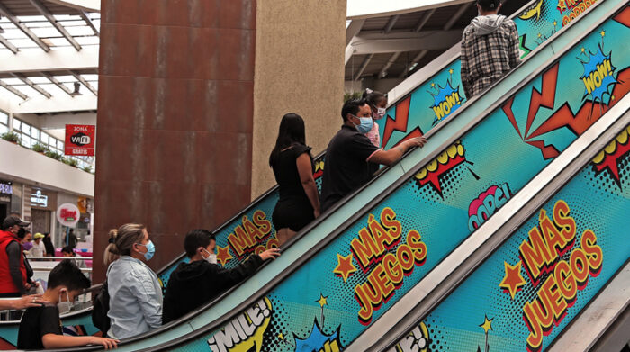 Incluso las escaleras eléctricas tienen motivos juveniles llenos de color que las vuelven objetos decorativos. Foto: Diego Pallero / EL COMERCIO