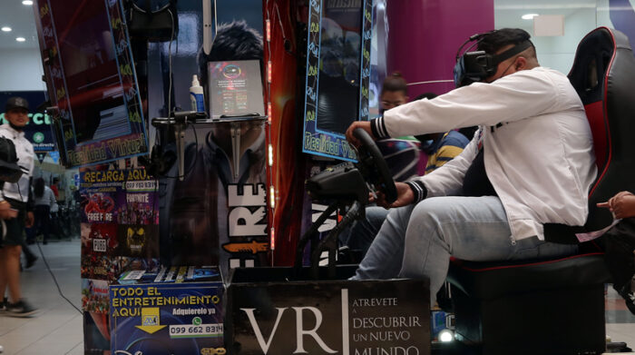 Los jóvenes, y adolescentes se entretienen en los juegos de video y simuladores mecánicos. Es una de las zonas más concurridas y bulliciosas de este lugar. Foto: Diego Pallero / EL COMERCIO