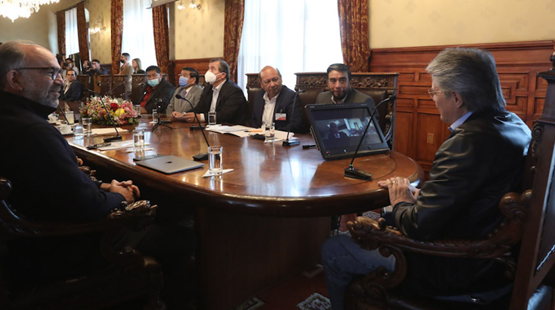 El presidente Guillermo Lasso se reunió ayer con los transportistas en medio de las protestas en el país. Foto: Cortesía