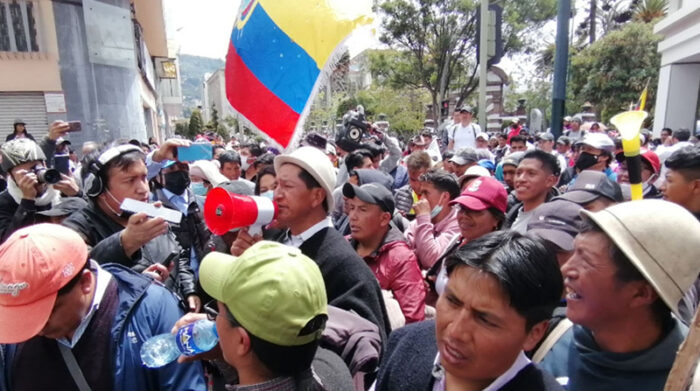 Los manifestantes llegaron a la Gobernación de Tungurahua, donde exigieron respuestas a su representante. Foto: Modesto Moreta / EL COMERCIO