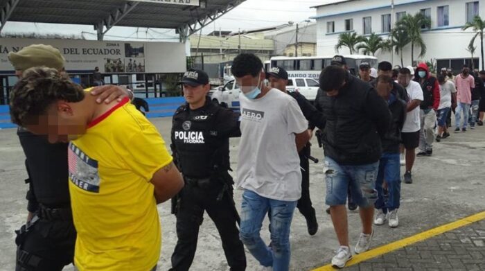 La Policía presentó la semana pasada a integrantes de una banda delictiva que fue desarticulada luego de cometer varios delitos en el centro de Guayaquil. Foto: Cortesía Policía Nacional