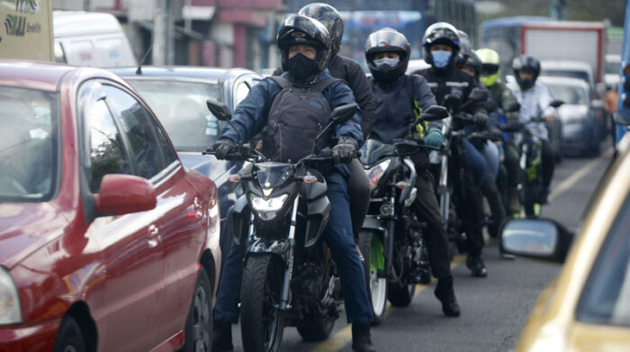 Los conductores tratan de ajustarse al cumplimiento de las nuevas disposiciones para movilizarse en moto. Foto Patricio Terán/ EL COMERCIO