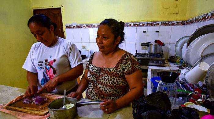 Ana Yagual y Luz Rodríguez comparten la preparación de los alimentos. Ambas reciben el bono desde enero pasado. Foto: Enrique Pesantes/ EL COMERCIO