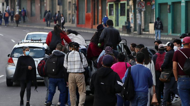 Muchas personas deben movilizarse en camionetas o taxis, porque no hubo servicio de buses en La Marín. Foto: Julio Estrella / EL COMERCIO