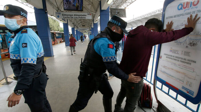 Agentes de control municipal realizaron requisas sobre el no porte de armas en la estación El Recreo, en Quito. Foto: Carlos Noriega/ EL COMERCIO
