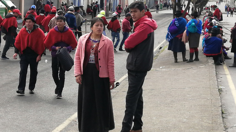 El movimiento indígena de la provincia de Tungurahua no permitió que se realice la feria habitual del lunes en la ciudad de Ambato. Foto: Modesto Moreta / EL COMERCIO