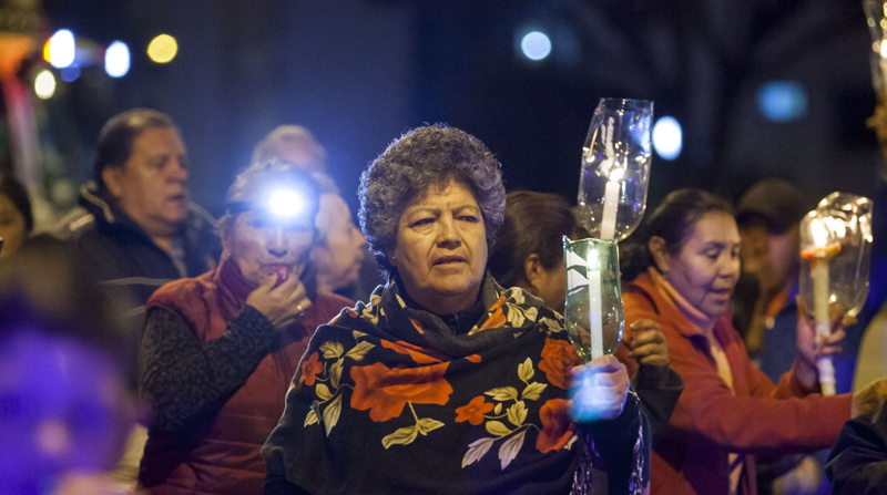 En 2019, vecinos del barrio Turubamba, en el sur de Quito, se unieron en una marcha de antorchas contra la inseguridad. Foto: Archivo / EL COMERCIO
