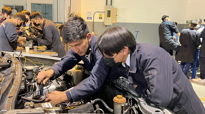 Los jóvenes se capacitan en oficios técnicos en el Secap de Cuenca; estos les dan opciones de empleo. Foto: Lineida Castillo /EL COMERCIO