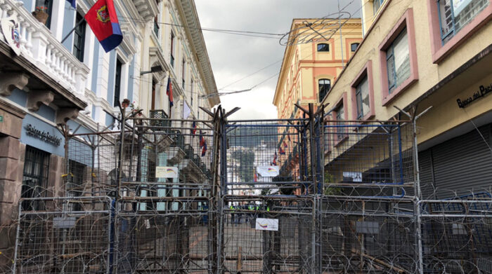 Uno de los accesos a la Plaza Grande, que están bloqueados con vallas metálicas y alambradas para evitar el paso de los manifestantes. Foto: Diego Pallero / EL COMERCIO