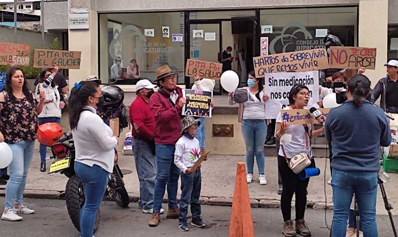 El 12 de mayo del 2022 familiares de pacientes con enfermedad de Gaucher realizaron un plantón en Quito. Foto: Twitter @Emicontragaucher