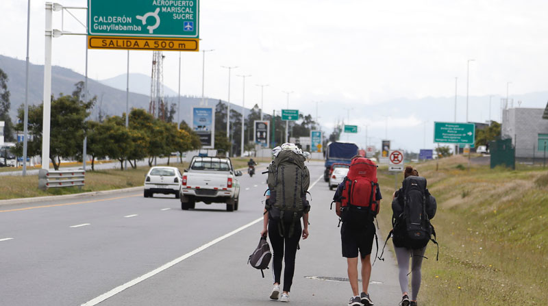 Los turistas tuvieron inconvenientes para visitar Quito y se trasladaron a pie al Aeropuerto, ante la falta de transporte por las manifestaciones. Foto: EL COMERCIO