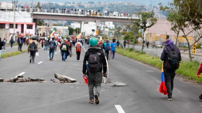 Manifestantes en la Panamericana Norte a la altura de Calderón, norte de Quito. Foto: Patricio Terán / EL COMERCIO