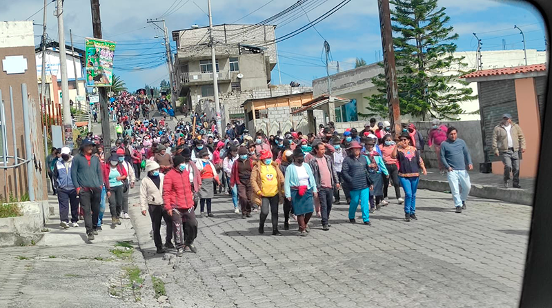 Habitantes bloquearon el paso en Panzaleo, provincia de Cotopaxi. Foto: Tomada del Twitter de @Radares_Ambato