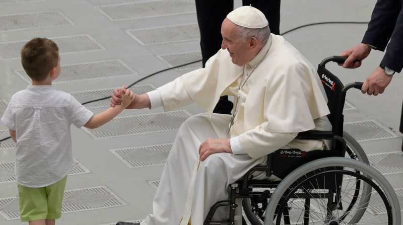 El Papa Francisco saluda a un niño durante una audiencia en el Vaticano el pasado 11 de junio. Foto: EFE/CLAUDIO PERI