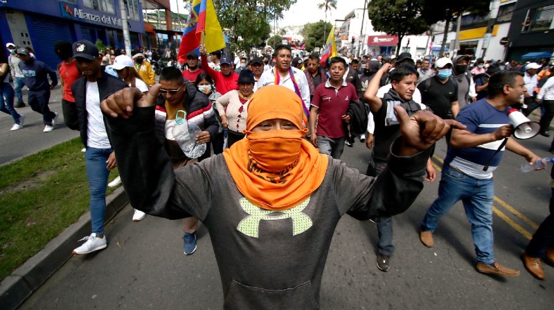 Manifestantes recorriendo las calles al sur de Quito a propósito de las movilizaciones convocadas por la Conaie para el 13 de junio de 2022. Foto: Carlos Noriega / El Comercio