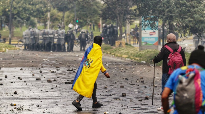 Se registran enfrentamientos desde las 15:00 entre agentes de la Policía Nacional y manifestantes sobre la av. Patria. Foto: Carlos Noriega / El Comercio