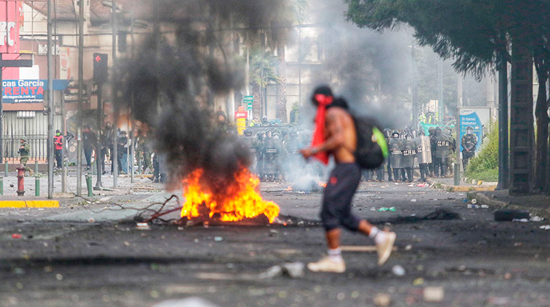 La avenida Patria fue escenario de enfrentamientos entre manifestantes y policías. Foto: EL COMERCIO