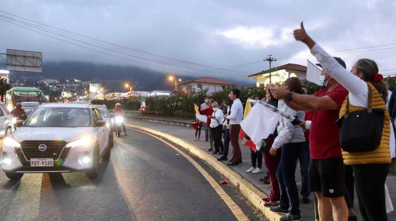 Un grupo de manifestantes en Cumbayá protestaron en contra del paro, el viernes 17 de junio de 2022. Foto: Diego Pallero / EL COMERCIO
