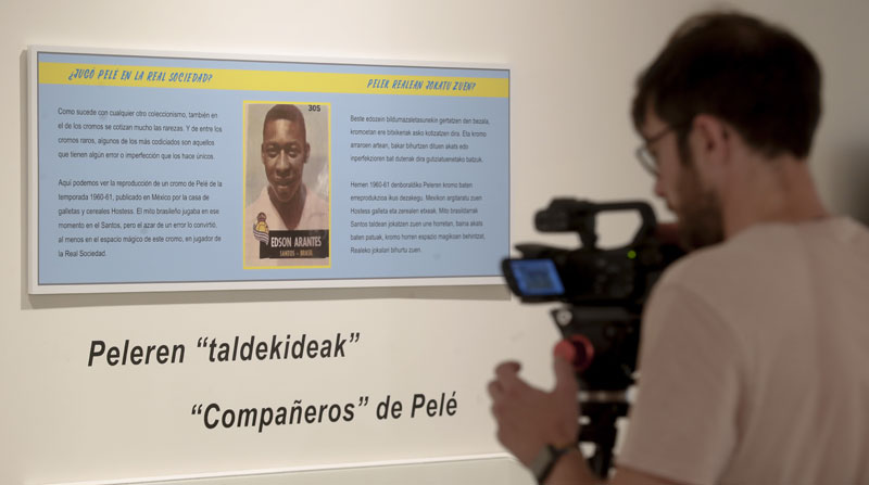 Vista de la exposición 'Lo tengo repe', dedicada al coleccionismo de cromos de fútbol que se celebrará hasta el 27 de agosto en San Sebastián. "Pelé" jugó en la Real Sociedad en la temporada 1960-61, al menos, en un cromo de fútbol. Foto: EFE