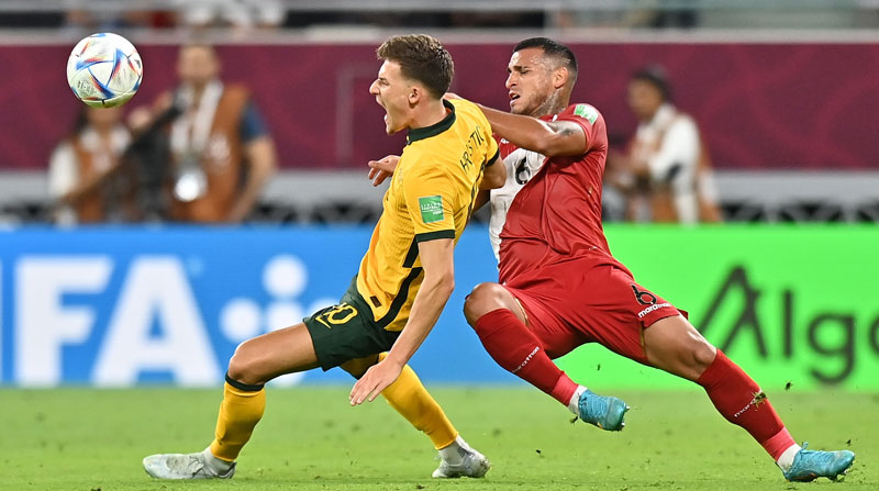 Ajdin Hrustic (izq.) de Australia disputa la pelota contra Miguel Trauco de Perú, el 13 de junio del 2022. Foto: EFE