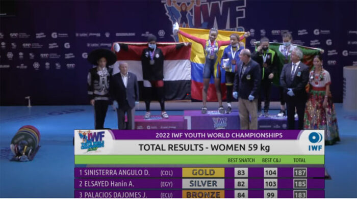 El podio del Mundial Juvenil de pesas en México, con la ecuatoriana Jessica Palacios en el tercer lugar. Foto: captura de pantalla de la transmisión internacional 