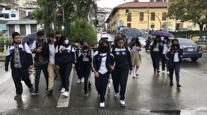 Todos los estudiantes secundarios utilizan las mascarillas al caminar por las áreas abiertas, como el parque Simón Bolívar, ubicado en el centro de la capital lojana. Foto: Lineida Castillo / EL COMERCIO